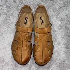 SoftWalk Tan Sandals Comfort Slip-On
